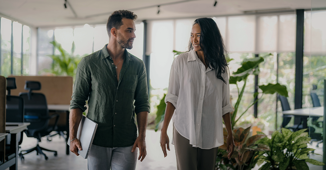 To unge mennesker på et kontor