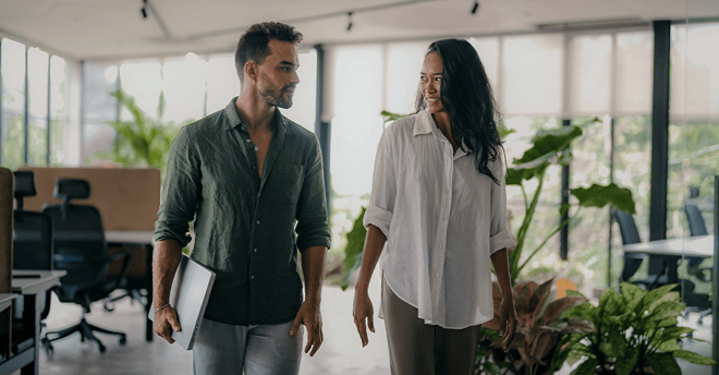 To unge mennesker på et kontor