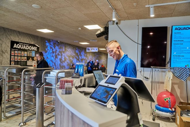 Medarbejder står bag disk: Mål kundetilfredshed og kundeloyalitet