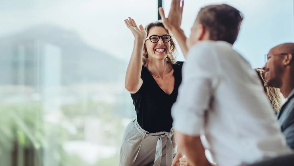 kvinde-giver-high-five-kundetilfredshed