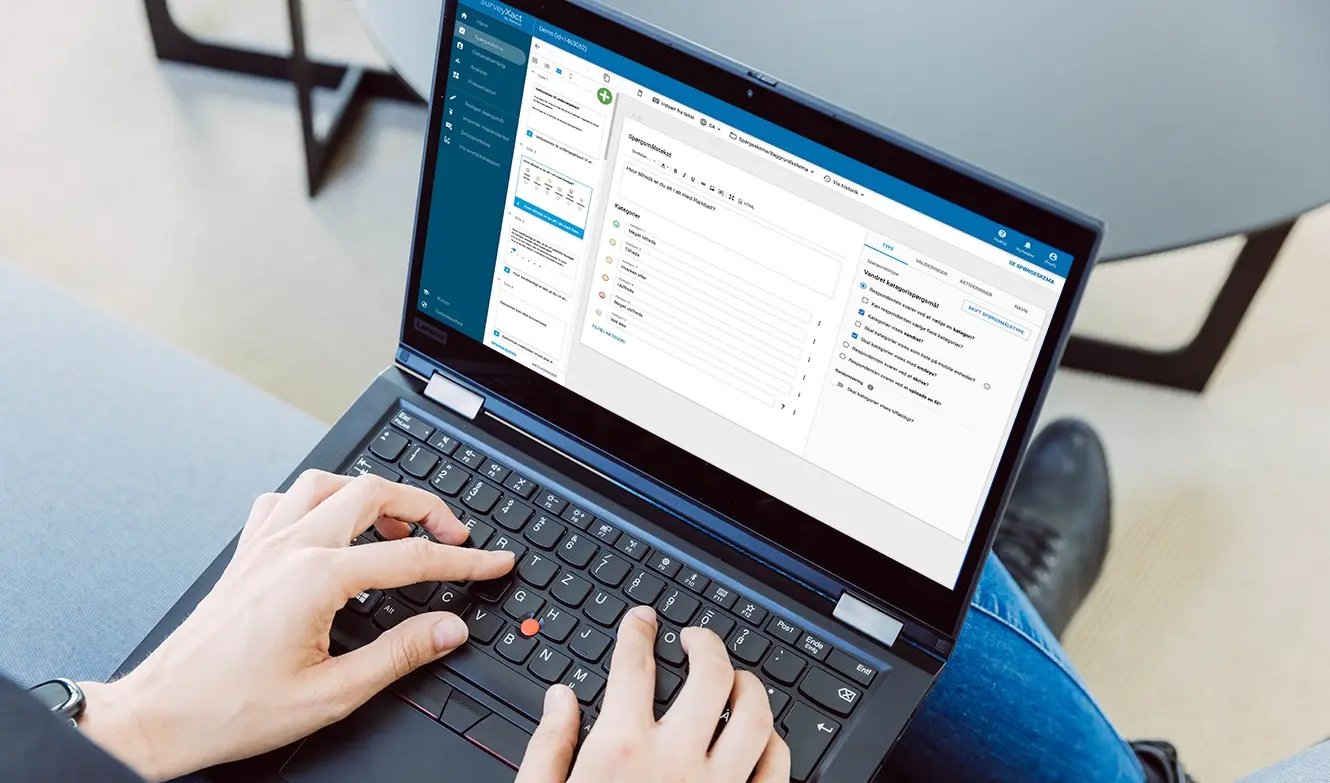 Person arbejder på en bærbar computer med en måling
