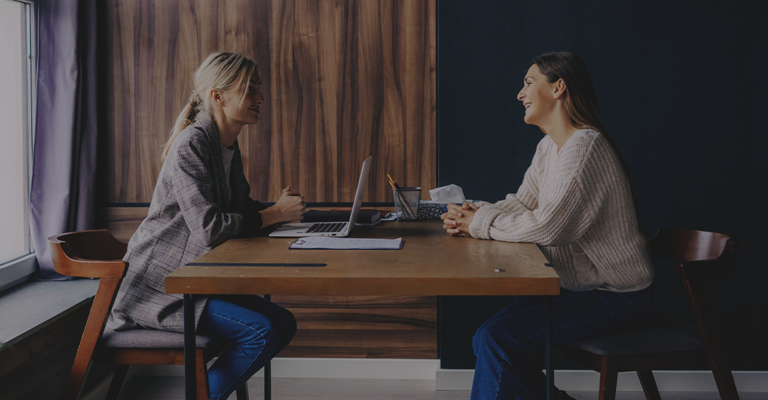 HR arbejder og ansat til trivselssamtale