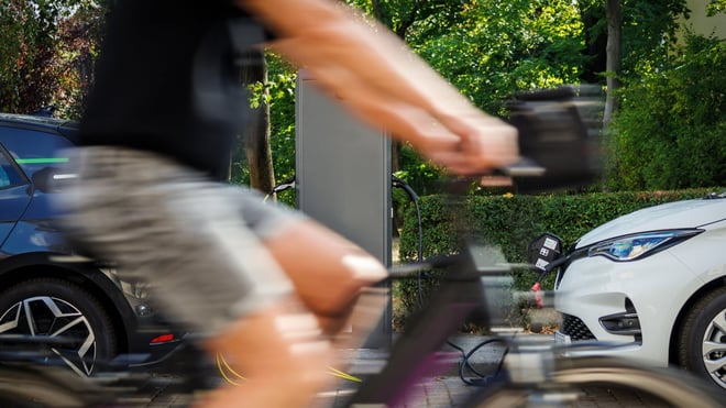 Mand cykler på vej til arbejde