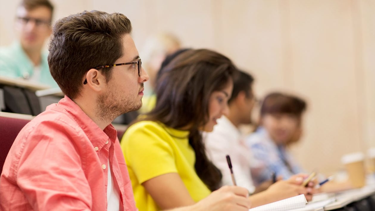 Studerende på universitetet bruger SurveyXact