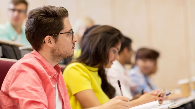 Studerende på universitetet bruger SurveyXact