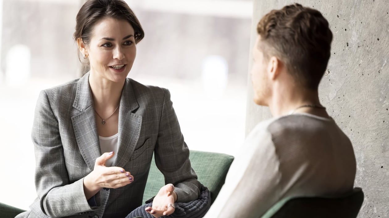 En leder og medarbejder taler om Onboarding og offboarding: 