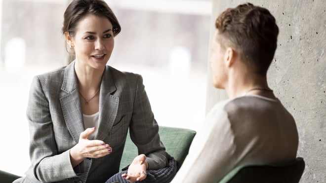 En leder og medarbejder taler om Onboarding og offboarding: 