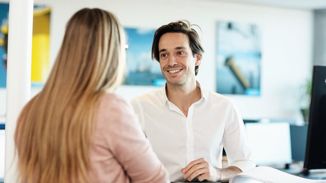 Billede af medarbejdere i samtale om sikkerhedskultur og trivsel på arbejdspladsen.
