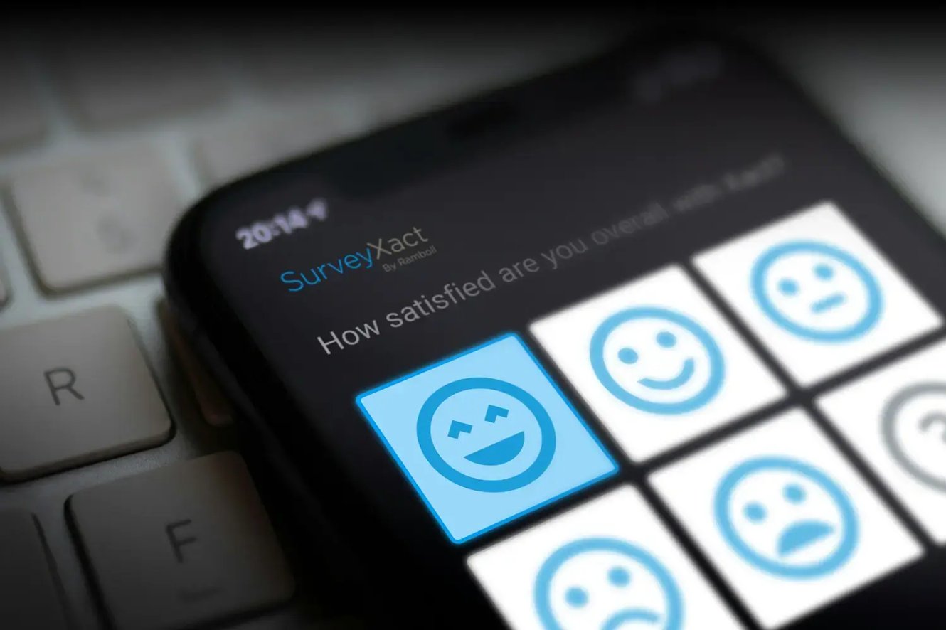 Emojis på mobil demonstrerer medarbejdertilfredshedsundersøgelse på mobil