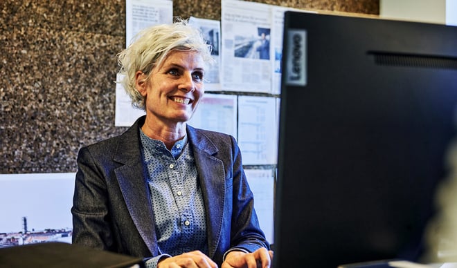 Kvinde sender spørgeskema ud