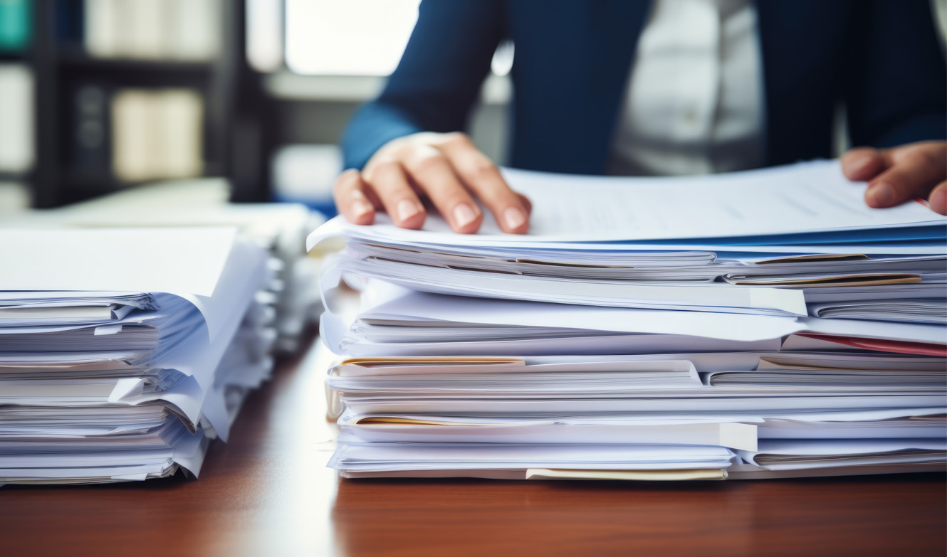 Person med dokumenter, der arbejder med datahåndtering