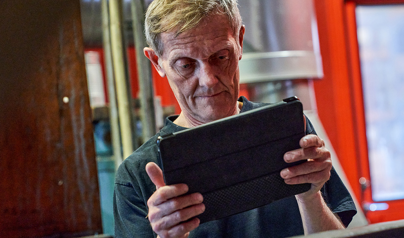 Mand med iPad, der arbejder med WCAG